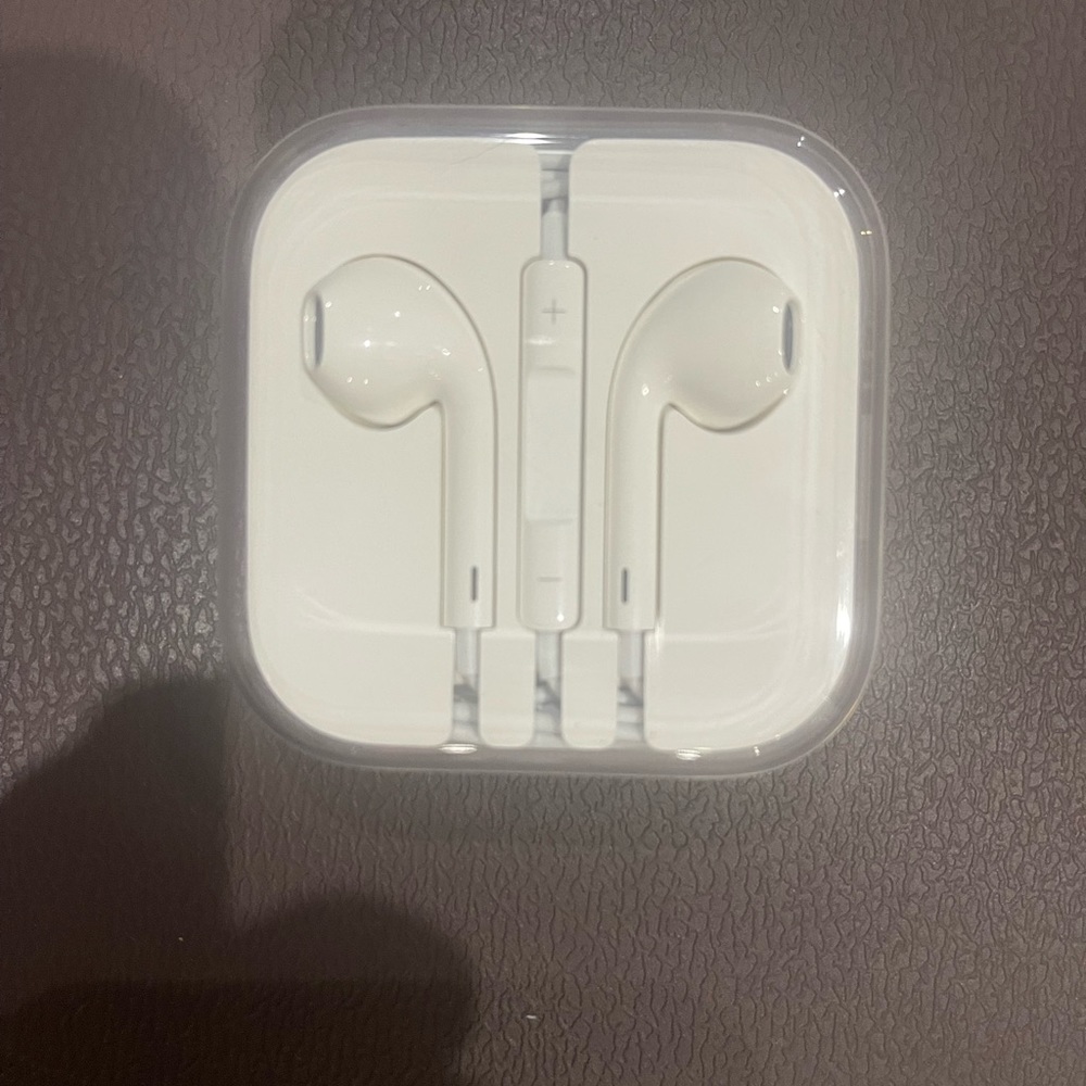Apple EarPods with Remote and Mic Brand New